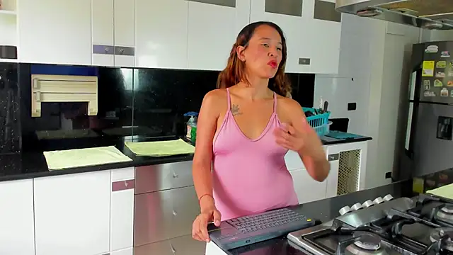 Snapshot of ShainaBonne chatting on September 25, 2025, 7:42 pm ShainaBonne online show from September 25, 2025, 7:42 pm