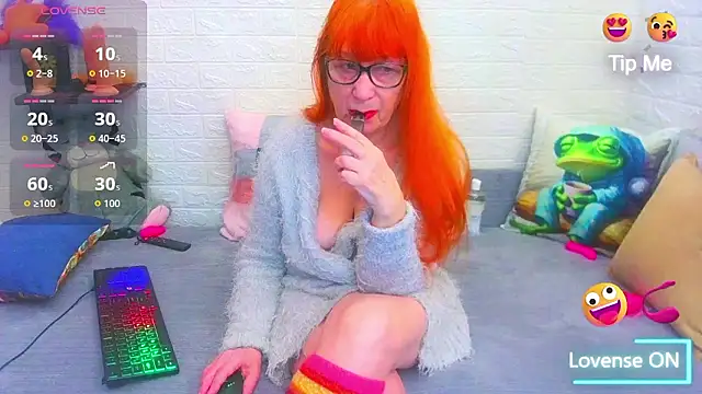 Snapshot of RedHousewife chatting on January 14, 2026, 10:41 am RedHousewife online show from January 14, 2026, 10:41 am