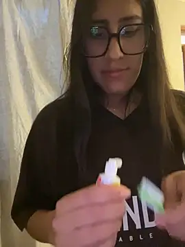 AleFantasy0001 online show from September 17, 2025, 5:04 pm