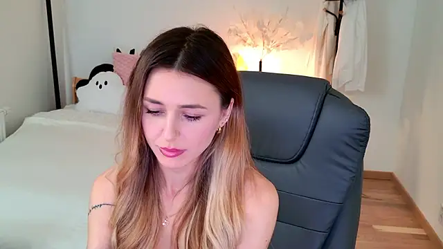 Snapshot of Sophie_Enzo chatting on February 18, 2025, 10:14 pm Sophie Enzo online show from February 18, 2025, 10:14 pm