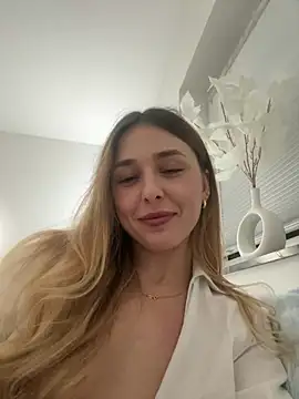 Snapshot of Sophie_Enzo chatting on March 1, 2025, 4:04 am Sophie Enzo online show from March 1, 2025, 4:04 am
