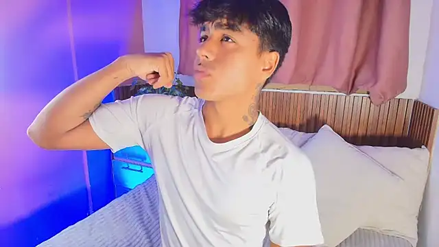 kiing azahell online show from April 18, 2026, 11:16 pm