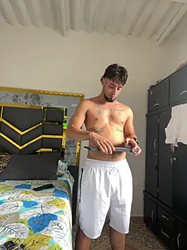 Snapshot of MattDevon chatting on September 18, 2025, 8:45 pm MattDevon online show from September 18, 2025, 8:45 pm