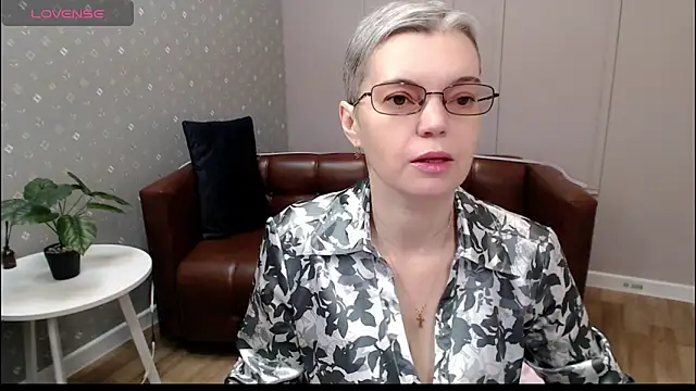 Snapshot of Cutie_Erikaa1 chatting on December 19, 2025, 2:15 am Cutie Erikaa1 online show from December 19, 2025, 2:15 am