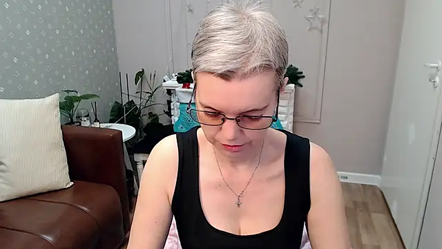 Snapshot of Cutie_Erikaa1 chatting on January 8, 2026, 2:28 am Cutie Erikaa1 online show from January 8, 2026, 2:28 am