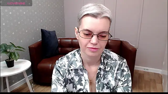 Snapshot of Cutie_Erikaa1 chatting on December 18, 2025, 2:16 am Cutie Erikaa1 online show from December 18, 2025, 2:16 am