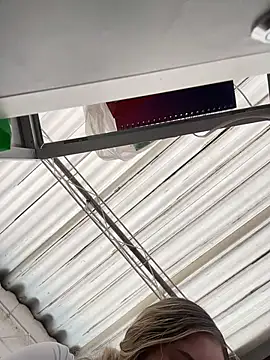 imlindapink online show from April 16, 2026, 9:39 pm