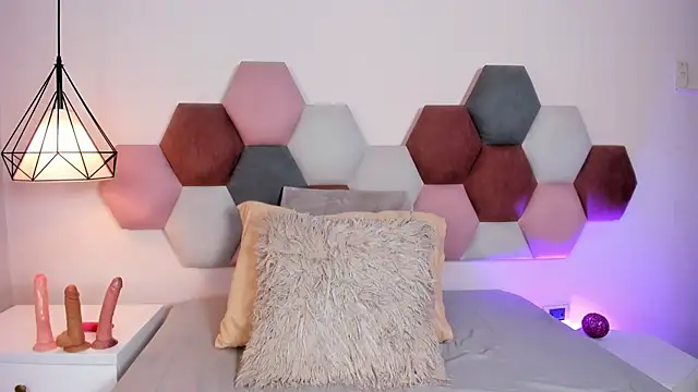 LaraGoldd online show from April 8, 2026, 12:56 am