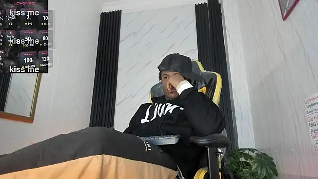 Snapshot of TOWERS21_ chatting on January 3, 2025, 8:32 pm TOWERS21 online show from January 3, 2025, 8:32 pm