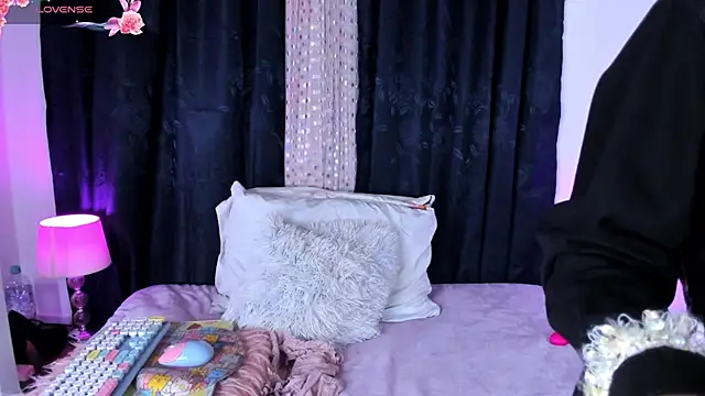  jade white  online show from March 18, 2025, 12:28 pm