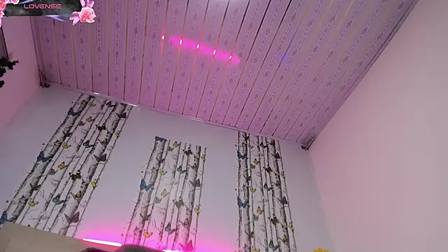 Snapshot of Strella_ferrera chatting on September 30, 2025, 2:34 pm Strella ferrera online show from September 30, 2025, 2:34 pm