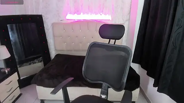 Snapshot of Strella_ferrera chatting on October 5, 2025, 4:03 am Strella ferrera online show from October 5, 2025, 4:03 am