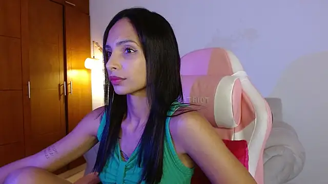 Snapshot of AnnitaSerna_ chatting on December 15, 2025, 4:07 am AnnitaSerna online show from December 15, 2025, 4:07 am