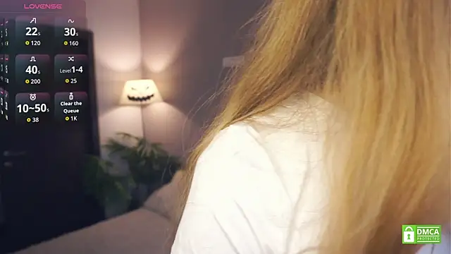 EsmaCarll online show from November 23, 2025, 11:42 am