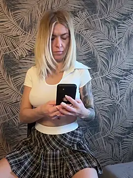 Snapshot of BlueEyesCarole chatting on February 4, 2025, 9:17 am BlueEyesCarole online show from February 4, 2025, 9:17 am