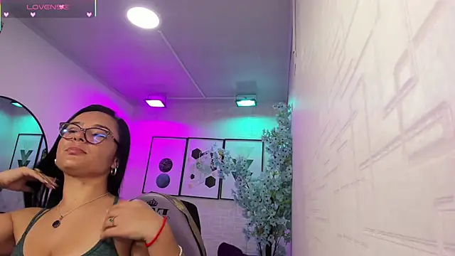 Snapshot of Tiara_rr chatting on April 1, 2026, 3:19 am Tiara rr online show from April 1, 2026, 3:19 am