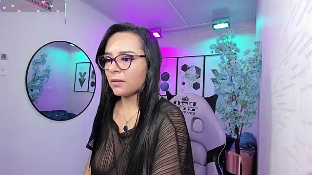 Snapshot of Tiara_rr chatting on April 16, 2026, 3:40 am Tiara rr online show from April 16, 2026, 3:40 am