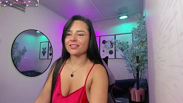 Snapshot of Tiara_rr chatting on April 2, 2026, 3:24 am Tiara rr online show from April 2, 2026, 3:24 am