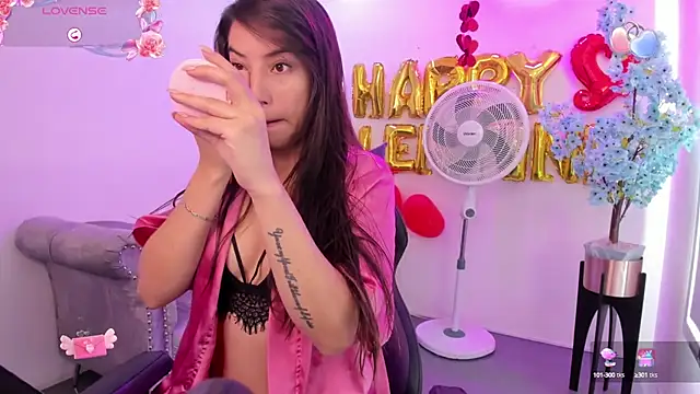Snapshot of Ema_louis_ chatting on February 18, 2025, 12:28 pm Ema louis online show from February 18, 2025, 12:28 pm