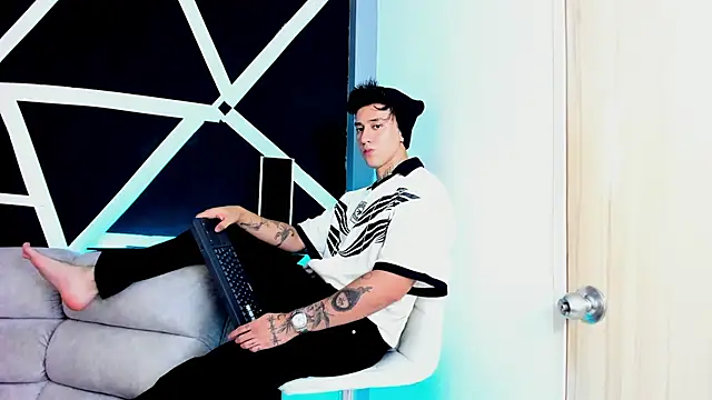 JUSTIN FULLER1 online show from September 11, 2025, 7:03 pm