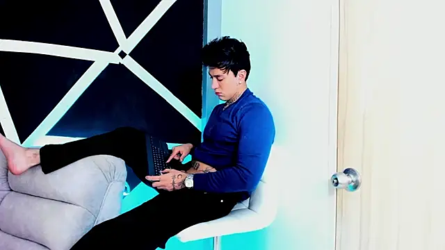 JUSTIN FULLER1 online show from September 19, 2025, 7:07 pm