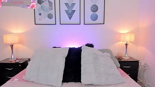 JulianaWaldo online show from September 10, 2025, 1:10 pm