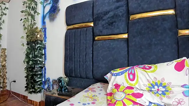 skaysanchez1 online show from February 12, 2026, 7:13 pm