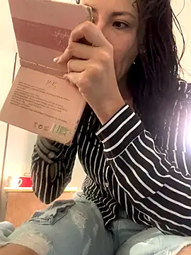 im lorein online show from November 21, 2025, 2:49 pm