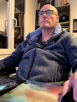 Snapshot of bogland33 chatting on March 11, 2025, 8:09 pm bogland33 online show from March 11, 2025, 8:09 pm