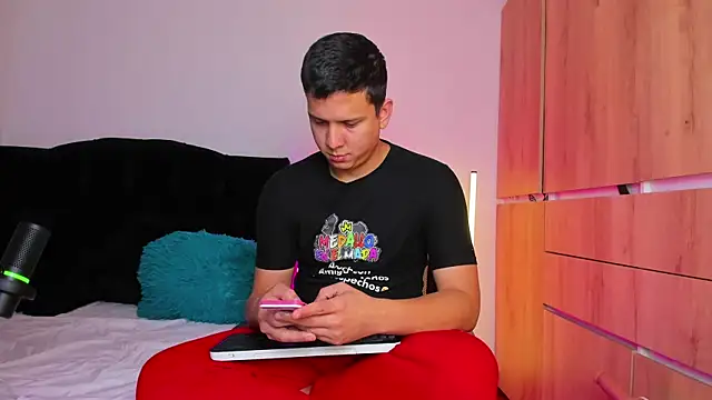 Snapshot of ANDREZALVAREZ chatting on November 7, 2025, 1:59 pm ANDREZALVAREZ online show from November 7, 2025, 1:59 pm