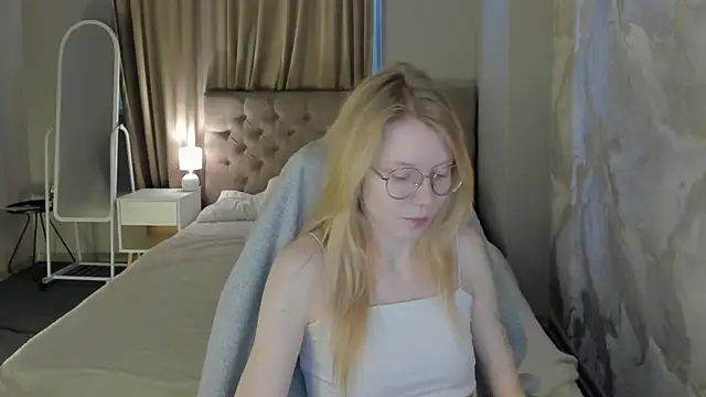 Snapshot of Esme_Runn chatting on July 3, 2026, 3:13 am Esme Runn online show from July 3, 2026, 3:13 am