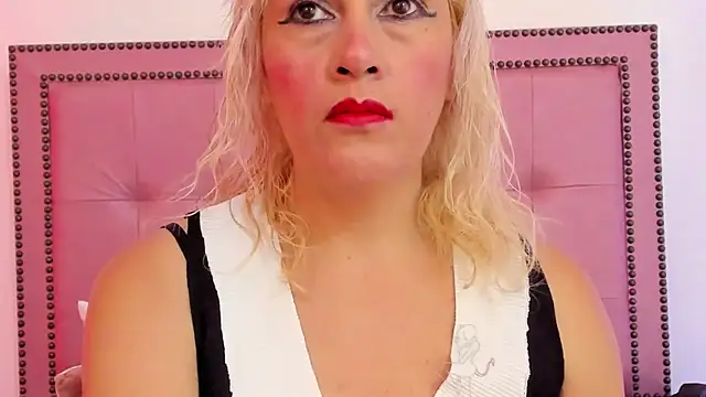 Snapshot of CarolinaGlamour chatting on March 5, 2025, 10:43 pm CarolinaGlamour online show from March 5, 2025, 10:43 pm