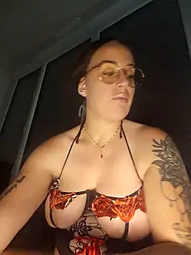 lindsay 33off online show from October 8, 2025, 8:31 pm