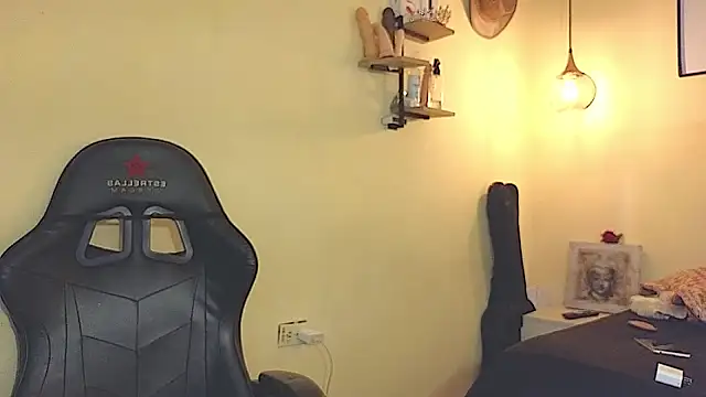 evafoxs online show from November 24, 2025, 9:48 pm