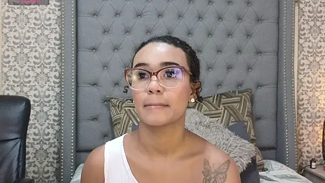 evafoxs online show from March 21, 2025, 1:12 pm