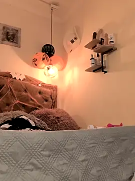 evafoxs online show from October 14, 2025, 5:13 pm