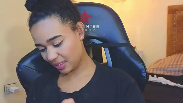 evafoxs online show from November 22, 2025, 2:43 am