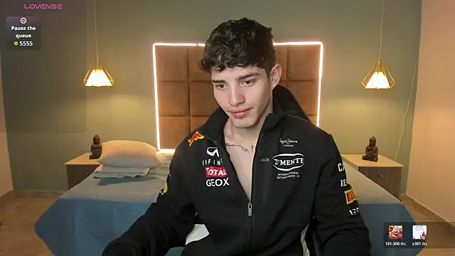 AlejooTwink online show from May 25, 2026, 2:33 am