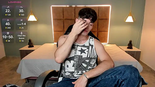 AlejooTwink online show from May 12, 2026, 3:47 am