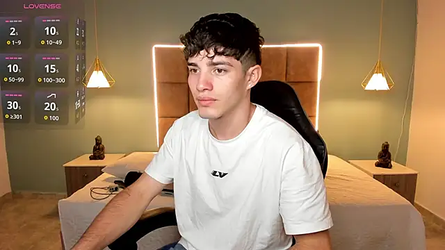 AlejooTwink online show from May 17, 2026, 4:23 am