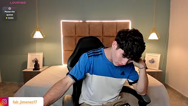 Snapshot of AlejooTwink chatting on April 12, 2026, 12:14 am AlejooTwink online show from April 12, 2026, 12:14 am