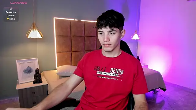 AlejooTwink online show from May 18, 2026, 3:17 am