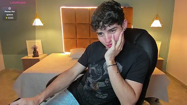 AlejooTwink online show from November 3, 2025, 12:49 am