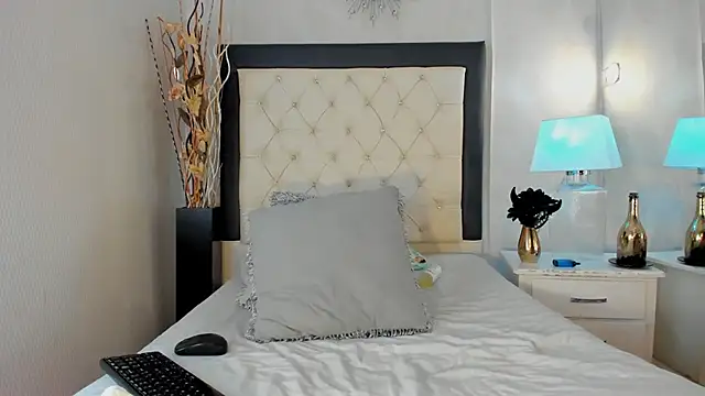 Snapshot of GaleHodge chatting on October 15, 2025, 12:35 pm GaleHodge online show from October 15, 2025, 12:35 pm