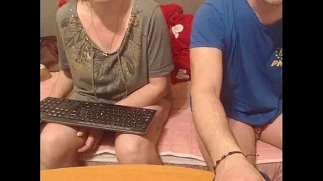 Snapshot of sweetcouplesweets chatting on March 19, 2025, 3:52 am sweetcouplesweets online show from March 19, 2025, 3:52 am
