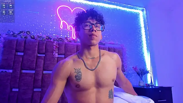 Snapshot of AkazaBoy_ chatting on February 26, 2025, 7:45 am AkazaBoy online show from February 26, 2025, 7:45 am