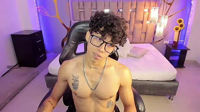 Snapshot of AkazaBoy_ chatting on March 2, 2025, 4:39 am AkazaBoy online show from March 2, 2025, 4:39 am