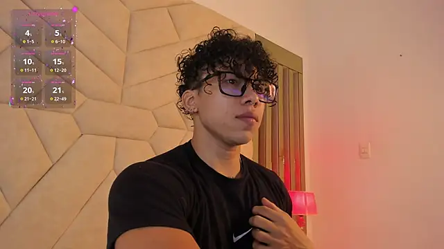 AkazaBoy  online show from November 6, 2025, 4:49 am