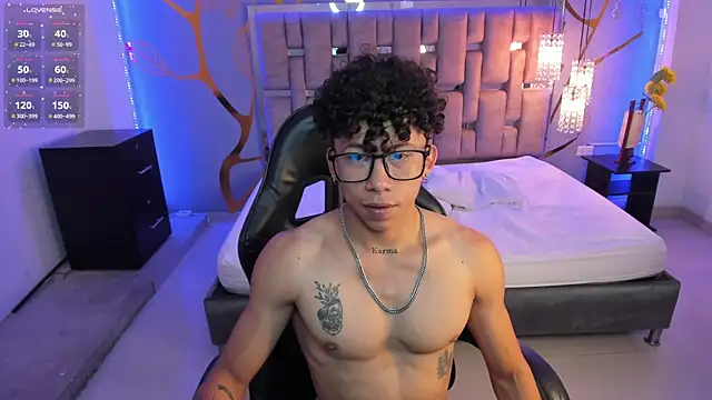 Snapshot of AkazaBoy_ chatting on February 28, 2025, 8:09 am AkazaBoy online show from February 28, 2025, 8:09 am
