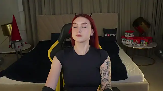 Snapshot of Magnetic_Mia_ chatting on January 4, 2025, 8:16 pm Magnetic Mia online show from January 4, 2025, 8:16 pm